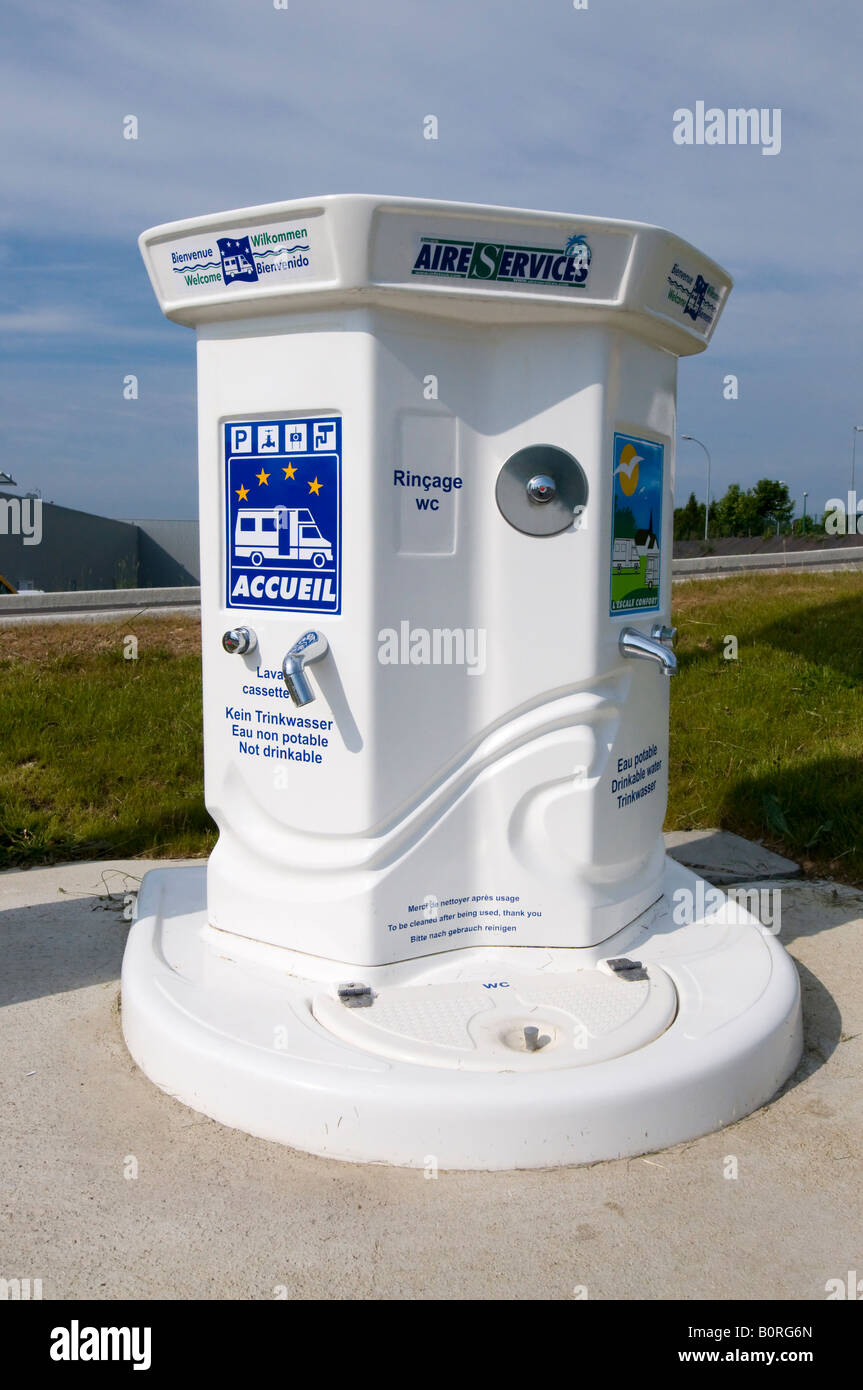 Mobile-home / camping-van de décharge des déchets, l'installation "Super U" garage, France. Banque D'Images