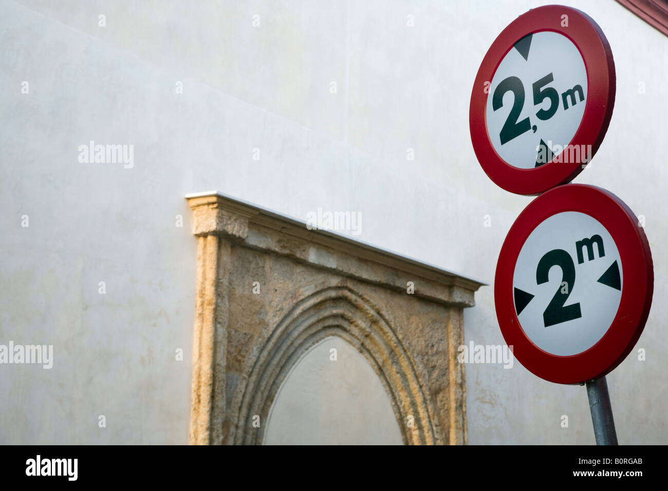 Panneaux de circulation dans une rue étroite, le centre-ville de Séville, Espagne Banque D'Images