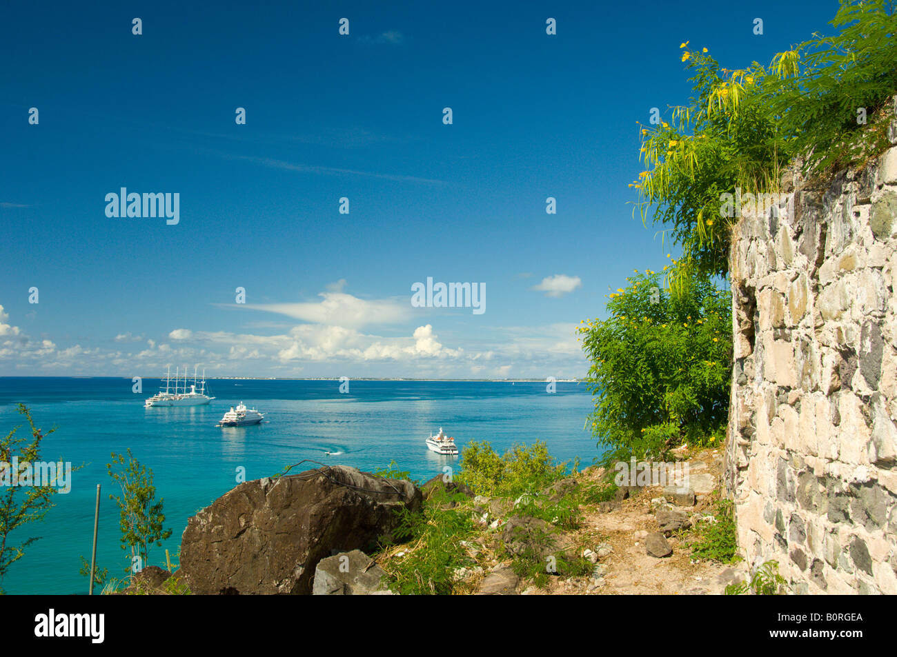 Bateaux dans la baie de Marigot de Fort St Louis Saint Martin protectorat français Banque D'Images