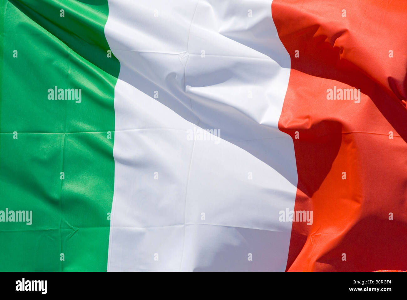 Brandissant le drapeau national de l'Italie dans le vent Banque D'Images