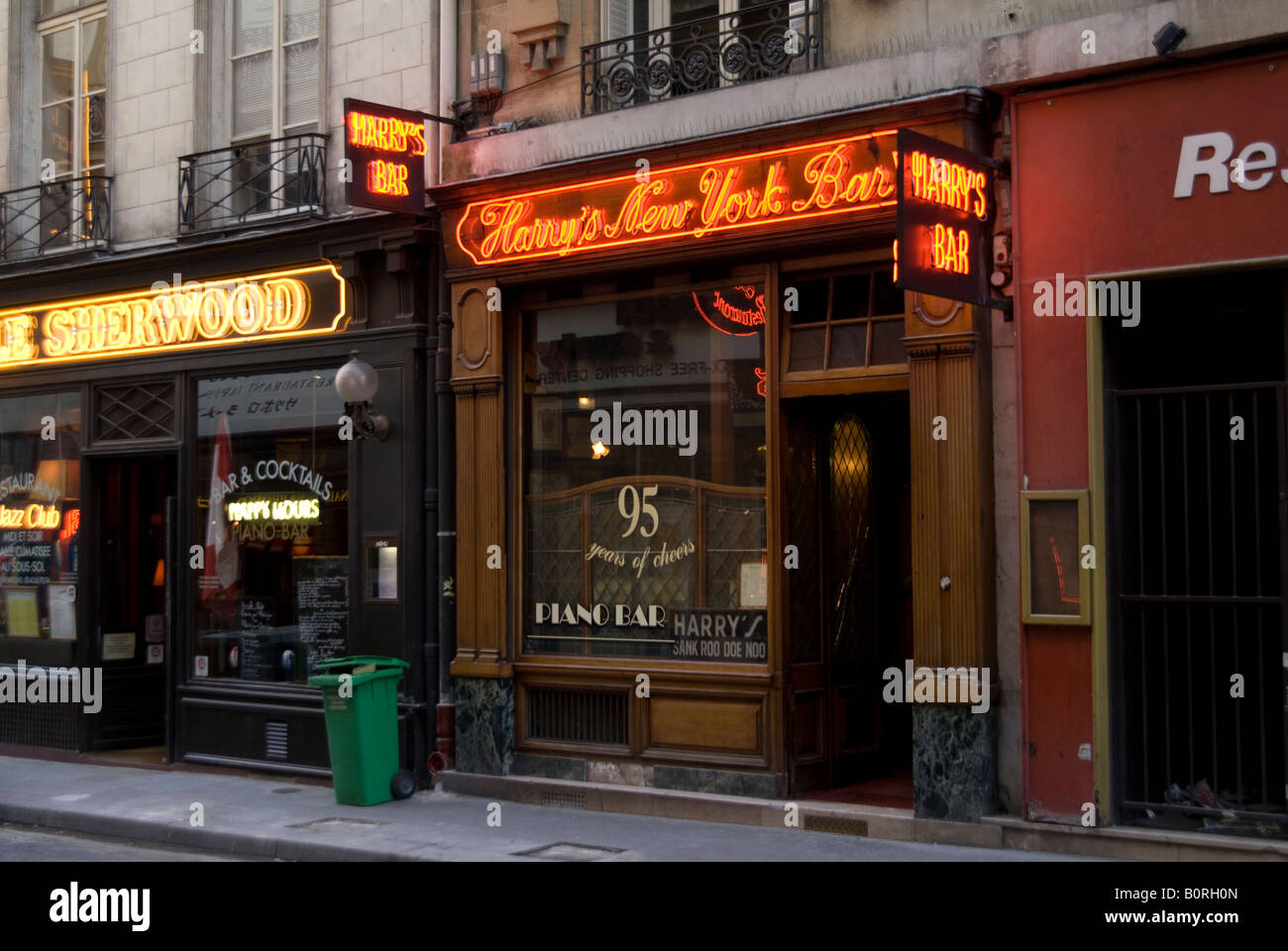 Cours des habitués de Harrys New York Bar à Paris la France ont inclus F Scott Fitzgerald et Ernest Hemingway Banque D'Images