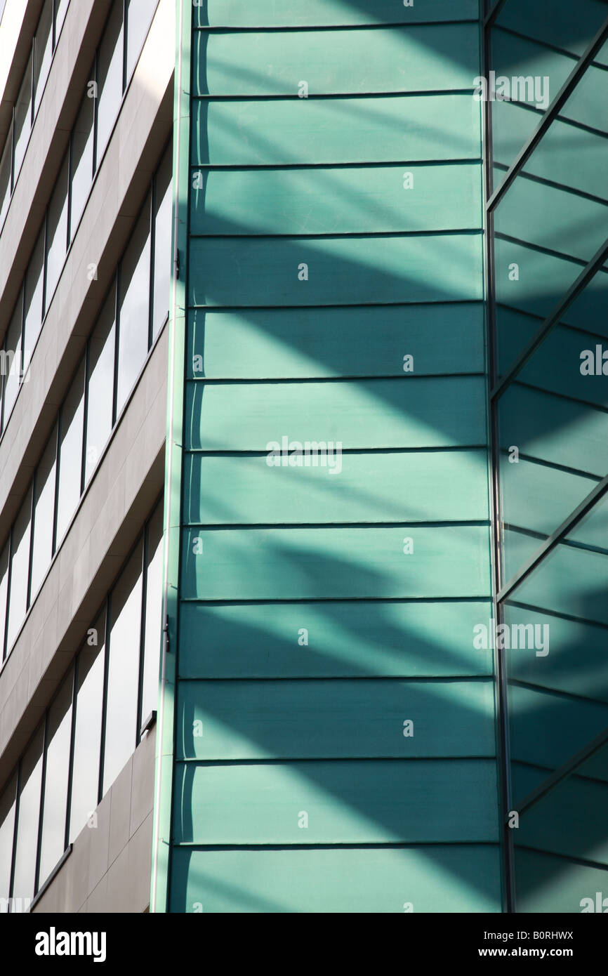 L'architecture et l'ombre d'un bâtiment moderne dans Leeds UK Banque D'Images