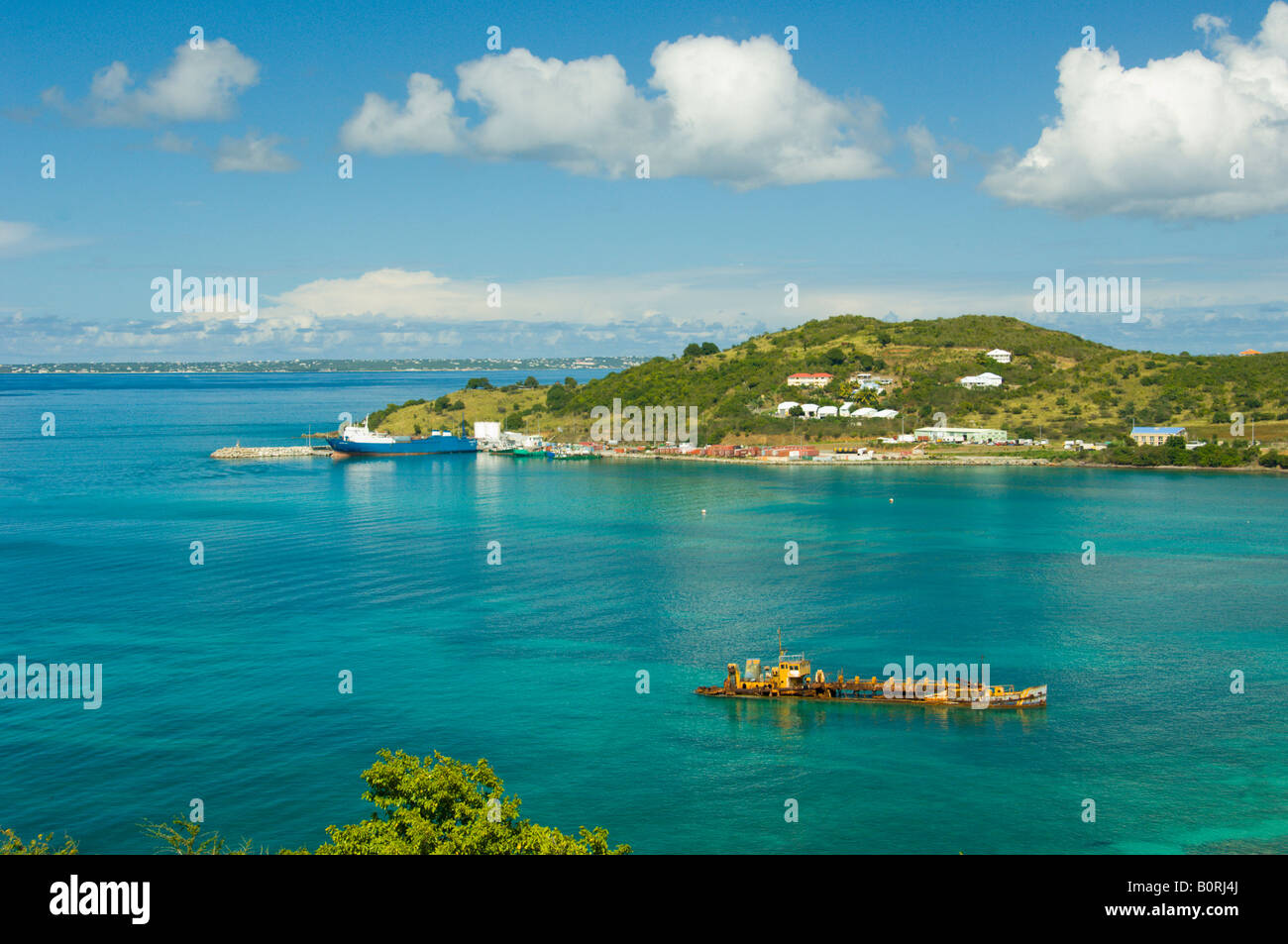 Bâtiment coulé dans la baie de Marigot Saint Martin le protectorat français Banque D'Images