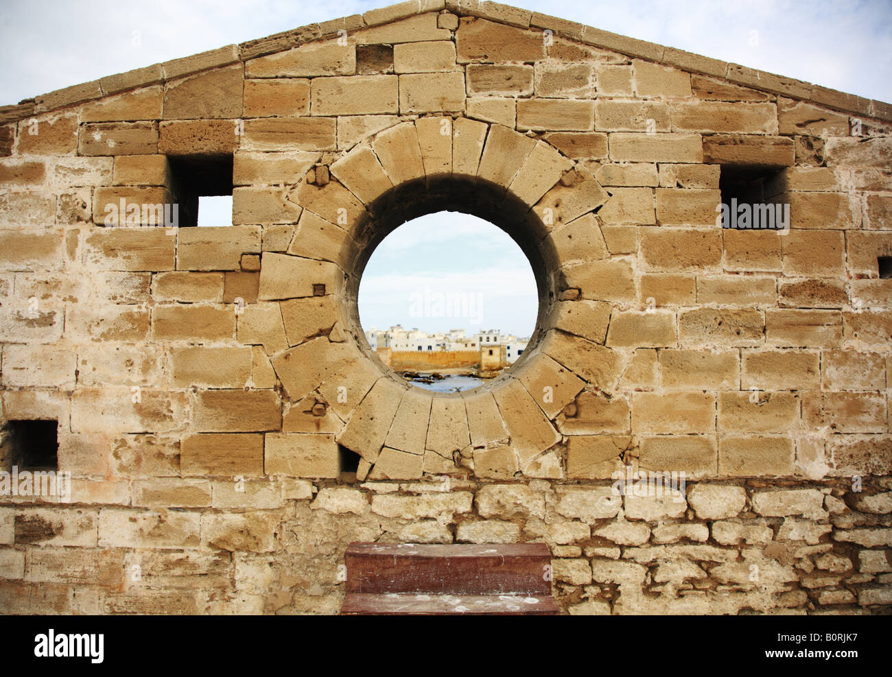 Vue à travers le mur du port Essaouira Maroc Banque D'Images