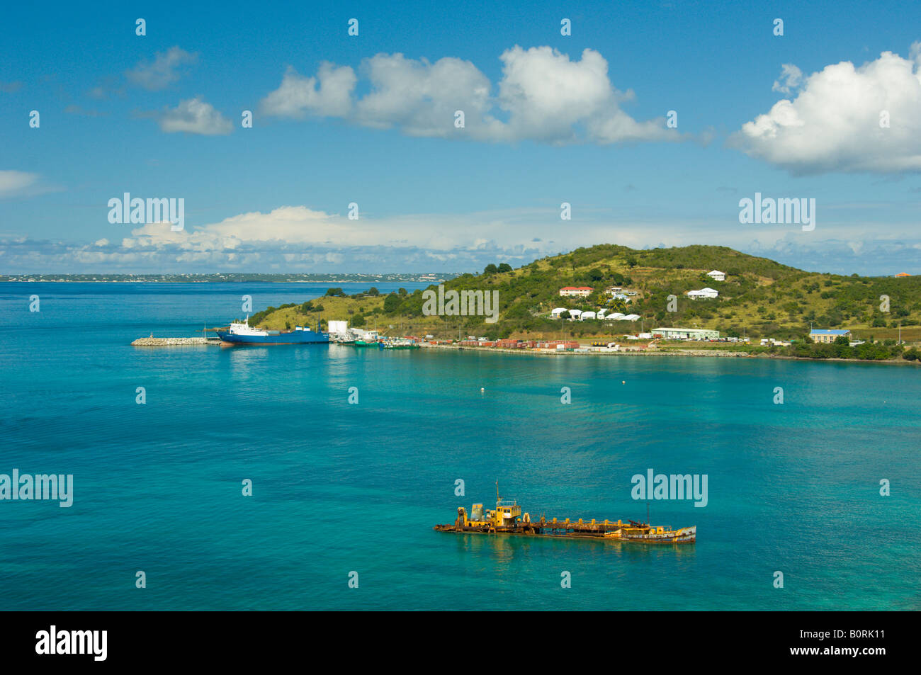 Un navire coulé dans la baie de Marigot à St Martin, le protectorat français, des Caraïbes Banque D'Images