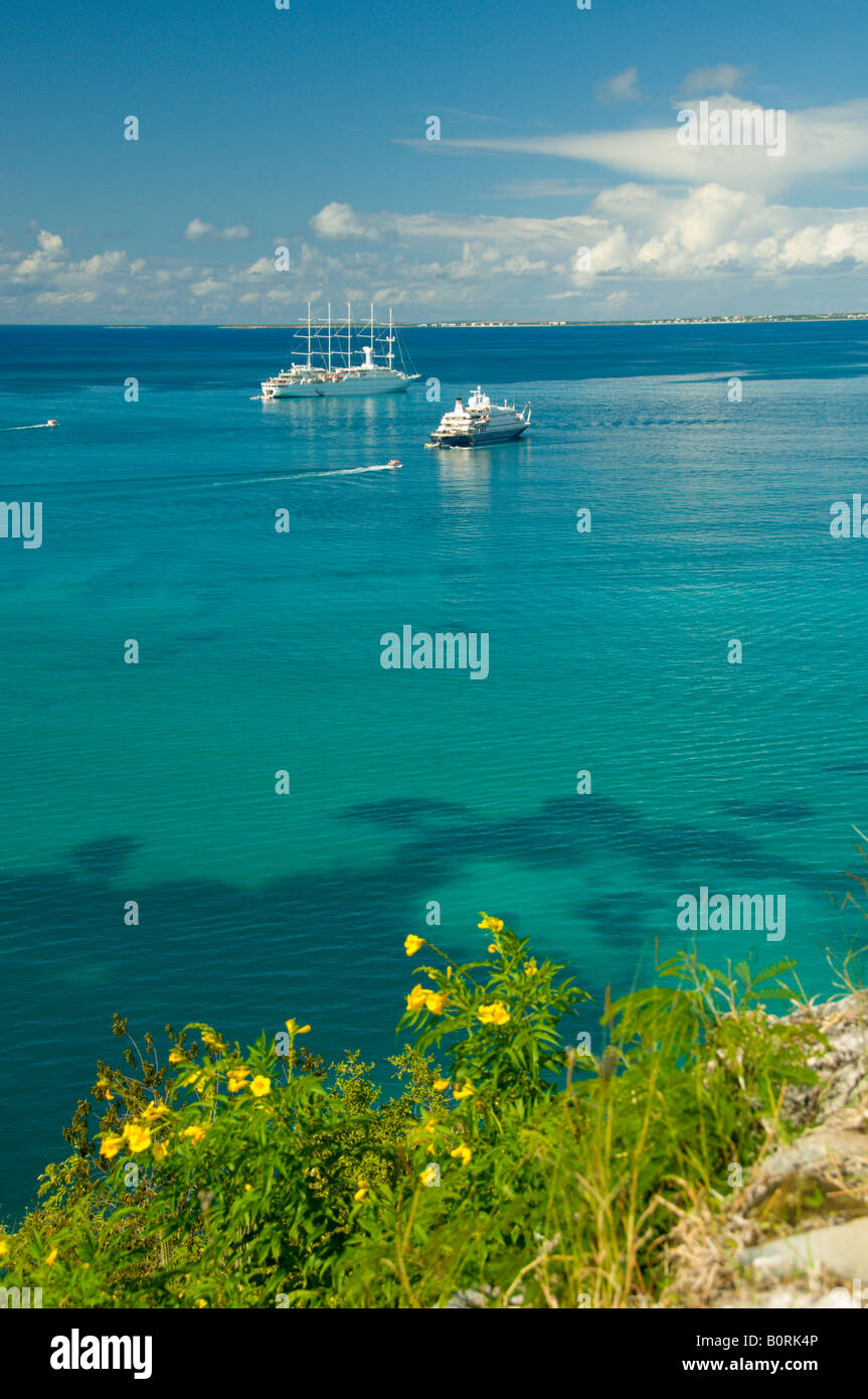 Navigation de plaisance dans la baie de Marigot Saint Martin le protectorat français Banque D'Images