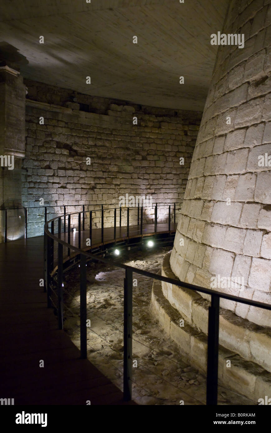 Les Douves médiévale et de l'appui de Philippe Auguste forteresse s peut être vu sous le musée du Louvre à Paris France Banque D'Images