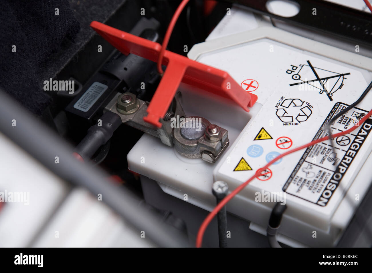Un fil de charge rouge pince crocodile et menant à la borne positive d'une  batterie de voiture de 12 v dans une voiture BMW Z4 Photo Stock - Alamy