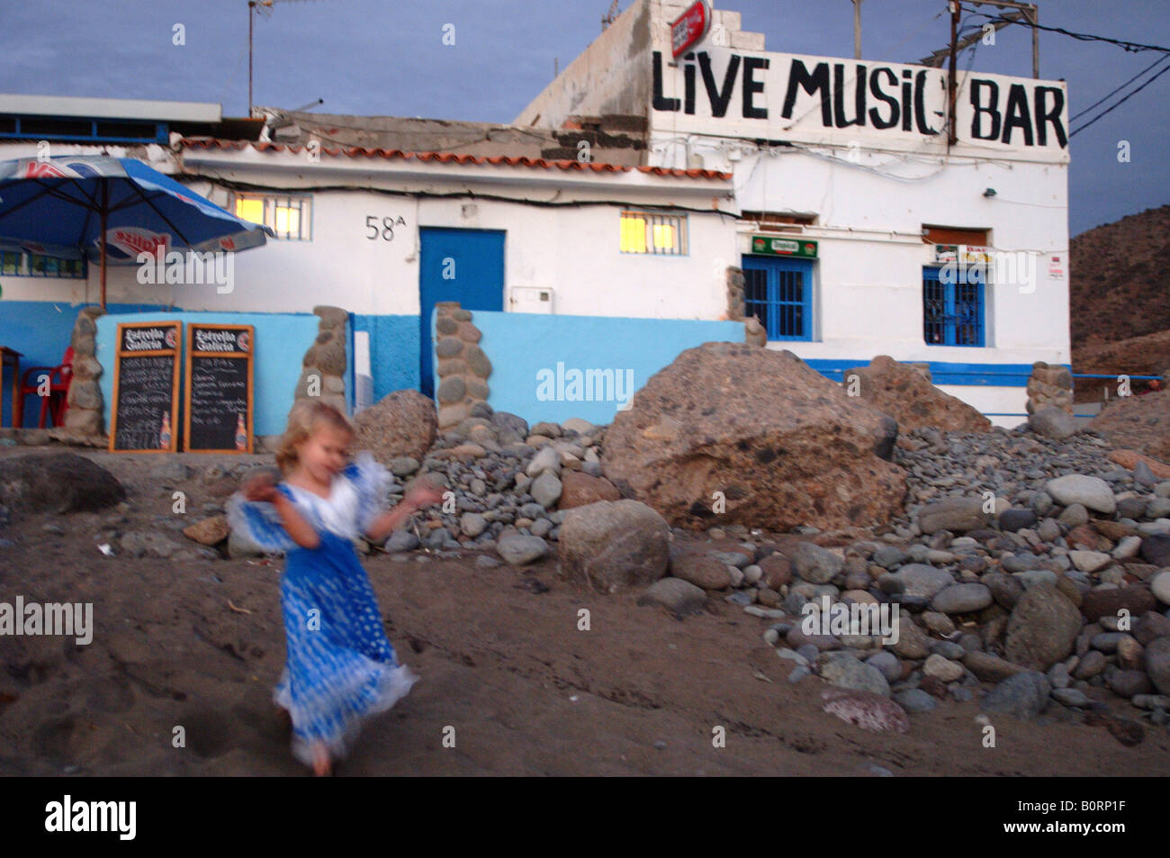 Gran Canaria Puerto de Mogan fille dans une robe flamenco bleu Banque D'Images