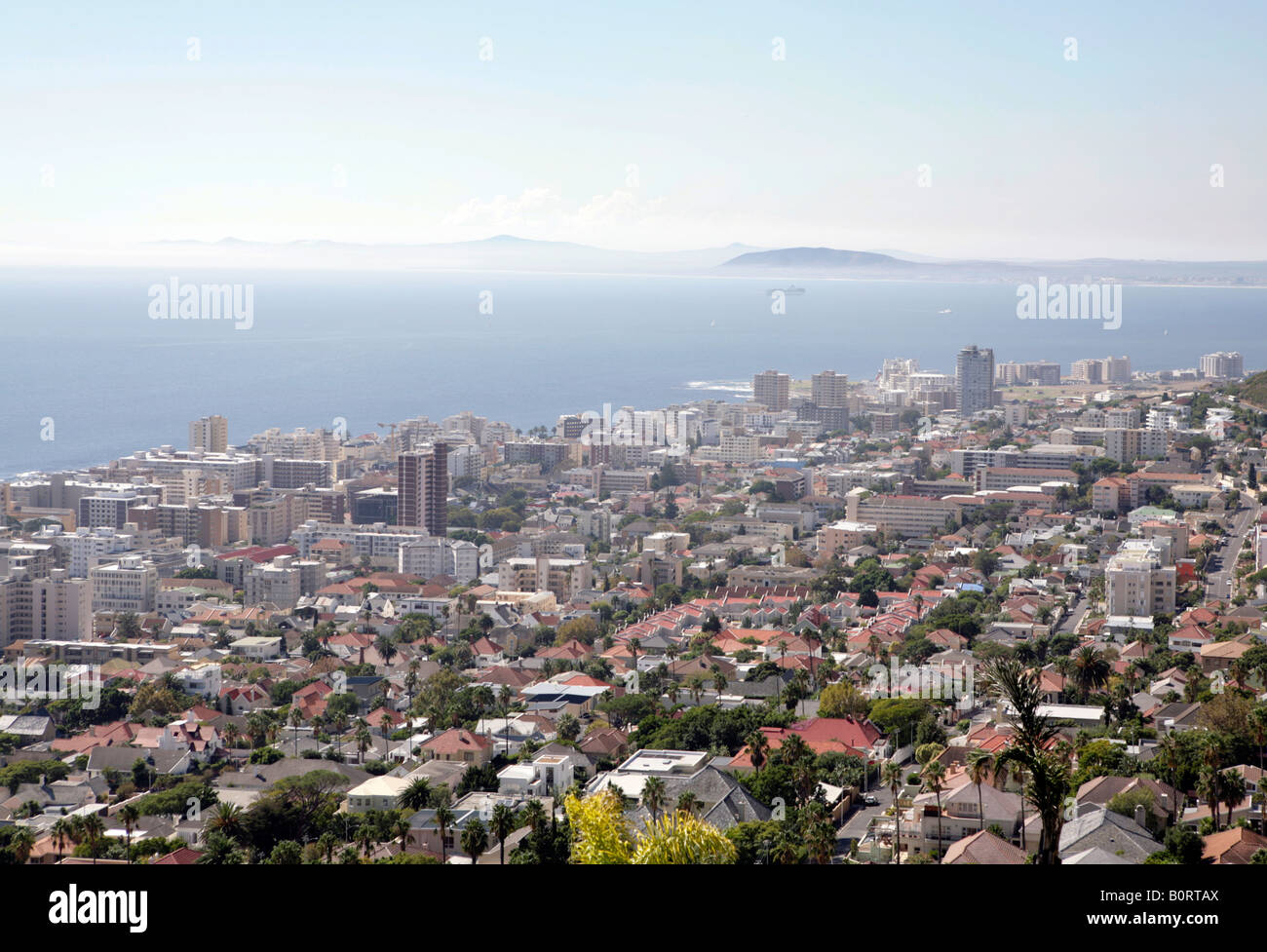 Vue sur Sea Point salon de maison à Camps Bay, Cape Town, Afrique du Sud. Banque D'Images