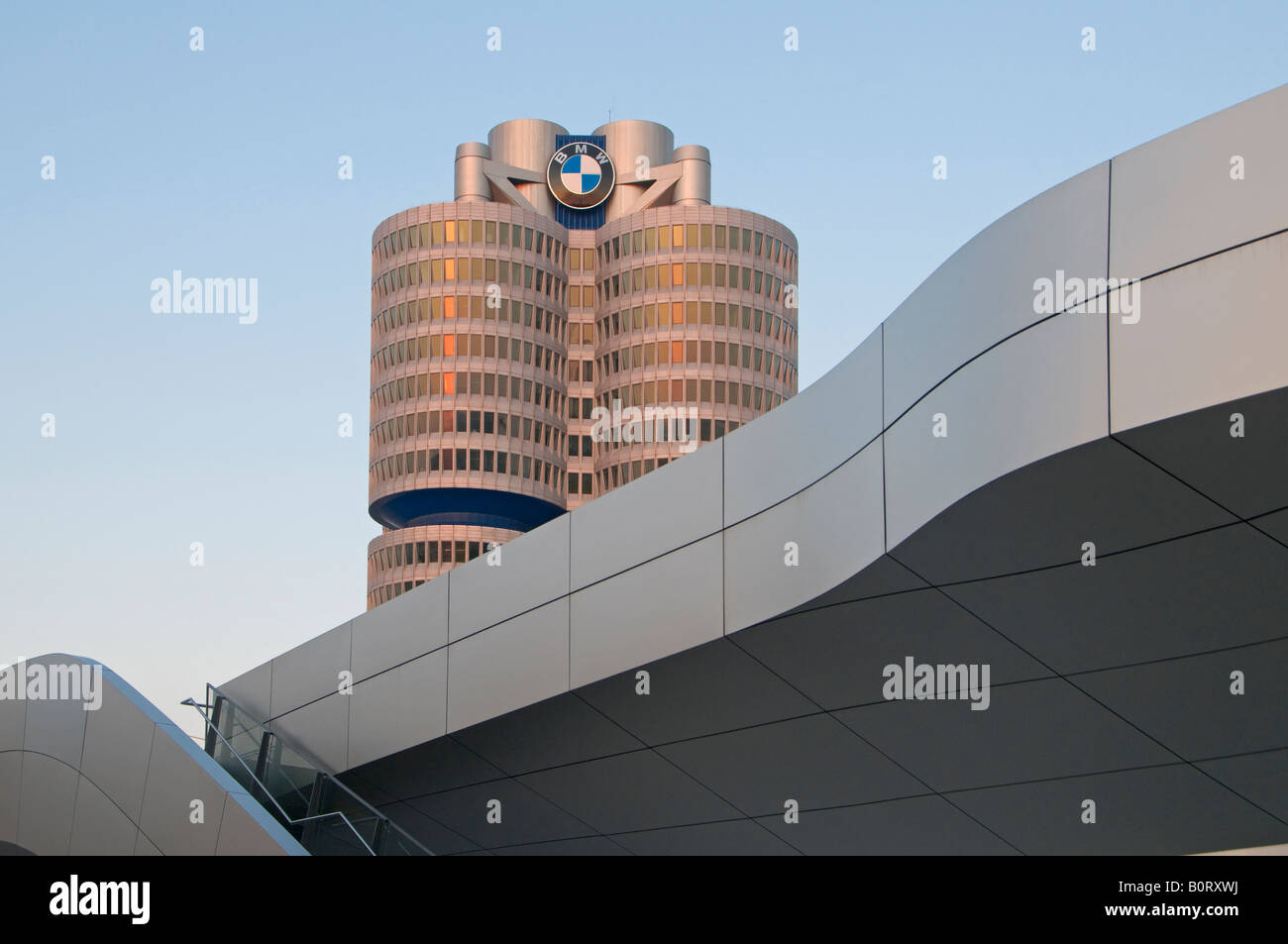 Une vue sur le siège de BMW tours le musée BMW dans la ville de Munich capitale de la Bavière. Allemagne Banque D'Images