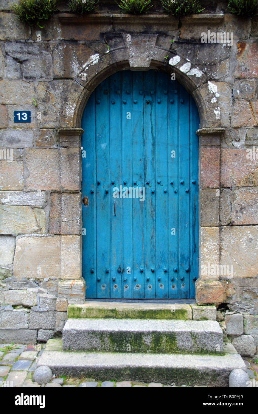 Une porte bleue dans la paroi d'un bâtiment de la ville de Vitré en Bretagne France Banque D'Images