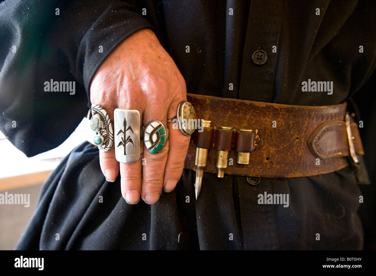 Ouest Américain 1845 authentique ceinture des armes à feu et des balles et  des anneaux Turquoise en main, Santa Fe, New Mexico, USA Photo Stock - Alamy
