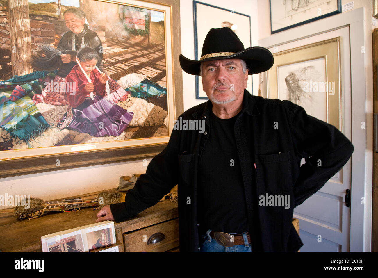 Artiste de l'Ouest Ken W. Moore avec peinture originale dans sa galerie "Retour au Ranch', Santa Fe, Nouveau Mexique Banque D'Images