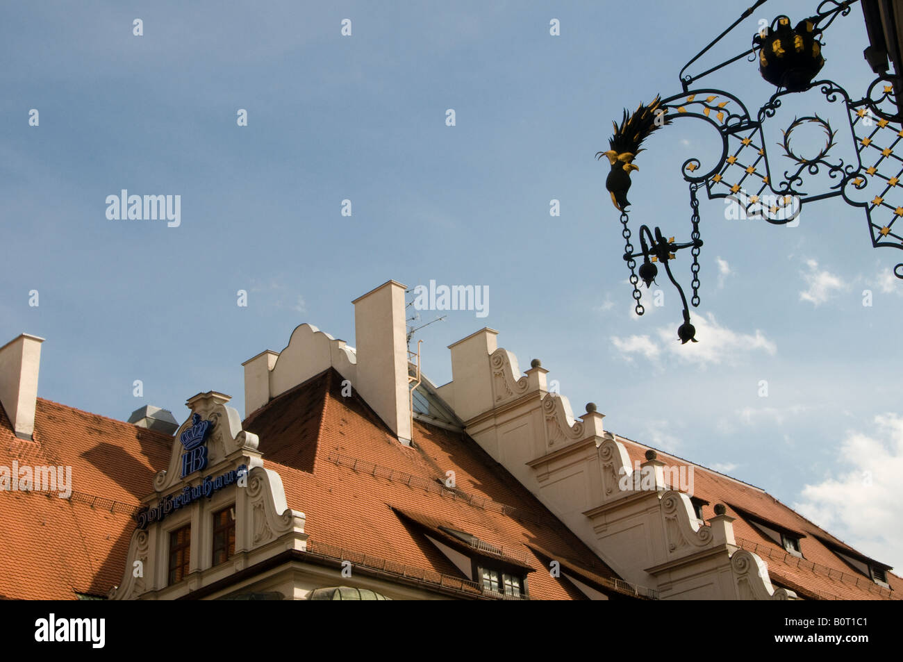 Enseigne en fer forgé médiéval dans la ville de Munich, capitale de la Bavière en Allemagne Banque D'Images