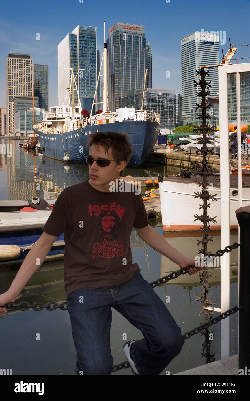 Un adolescent de 15 ans portant des lunettes à Canary Wharf à Londres UK Banque D'Images