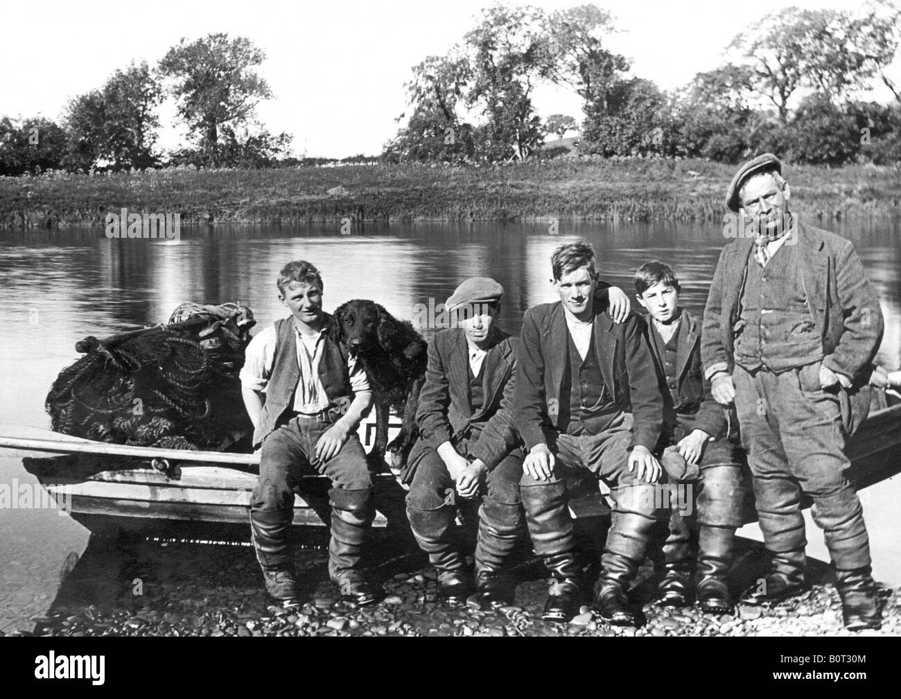 Les pêcheurs et les garçons à Waltham en 1912 Pêche à Horncliffe cette pêche fermée en 1987 Banque D'Images