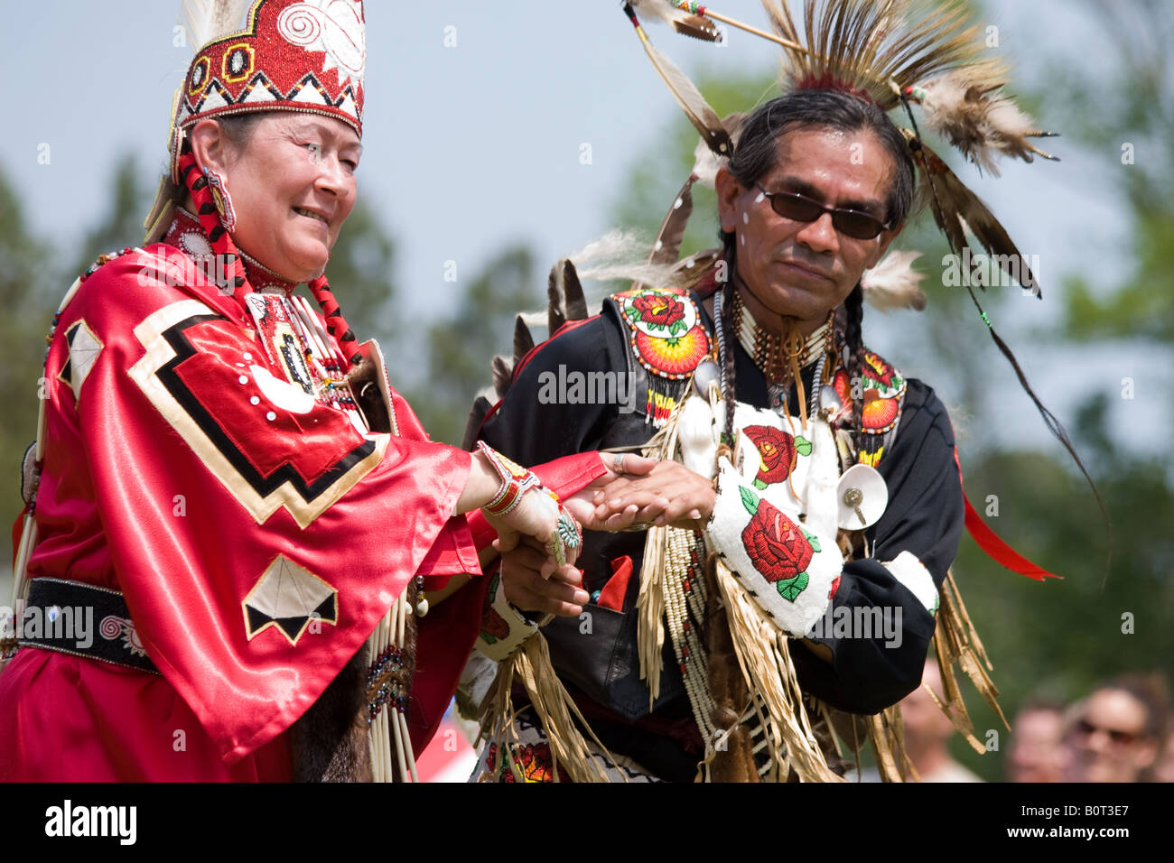 Deux Indiens américains la danse à deux étapes de la 8e édition de Red Wing dans AmericanPowWow Native Red Wing Park, Virginia Beach, VA Banque D'Images