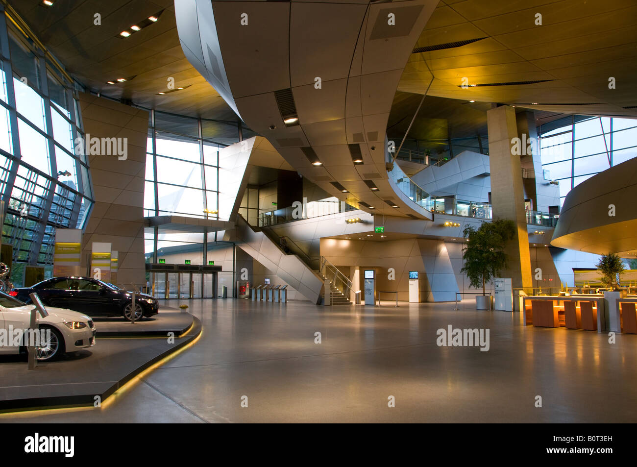 Showroom à l'intérieur du musée dans les tours du siège social BMW conçues par Karl Schwanzer dans la ville de Munich capitale de la Bavière. Allemagne Banque D'Images
