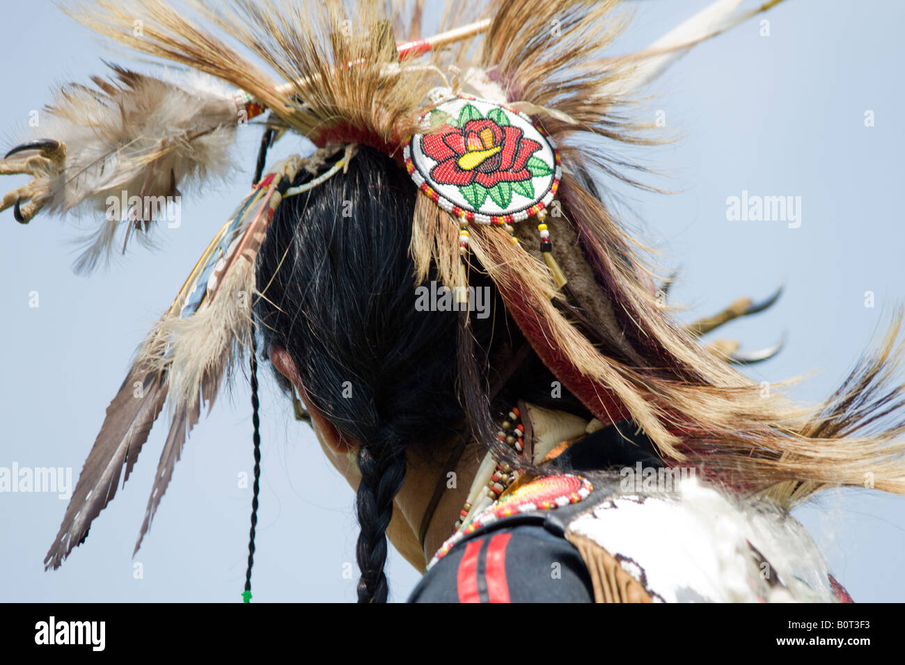 Les Indiens de l'Amérique traditionnelle couvre-chef d'un danseur à la 8e Escadre Rouge Native American pow-wow à Virginia Beach, en Virginie. Banque D'Images