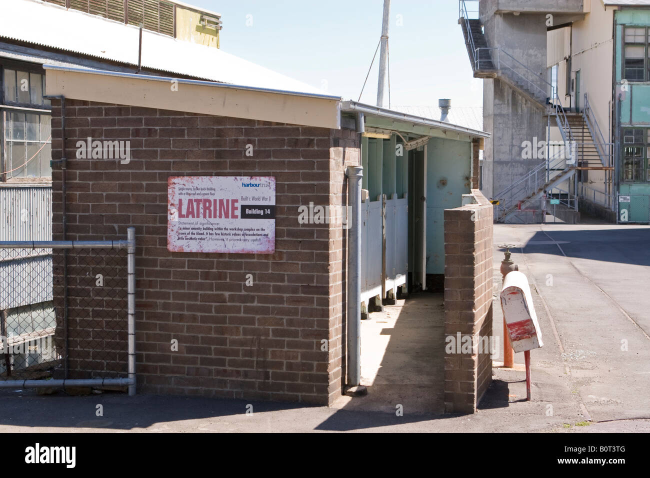 1940 un bâtiment des latrines sur l'île de Cockatoo dans le port de Sydney. Banque D'Images