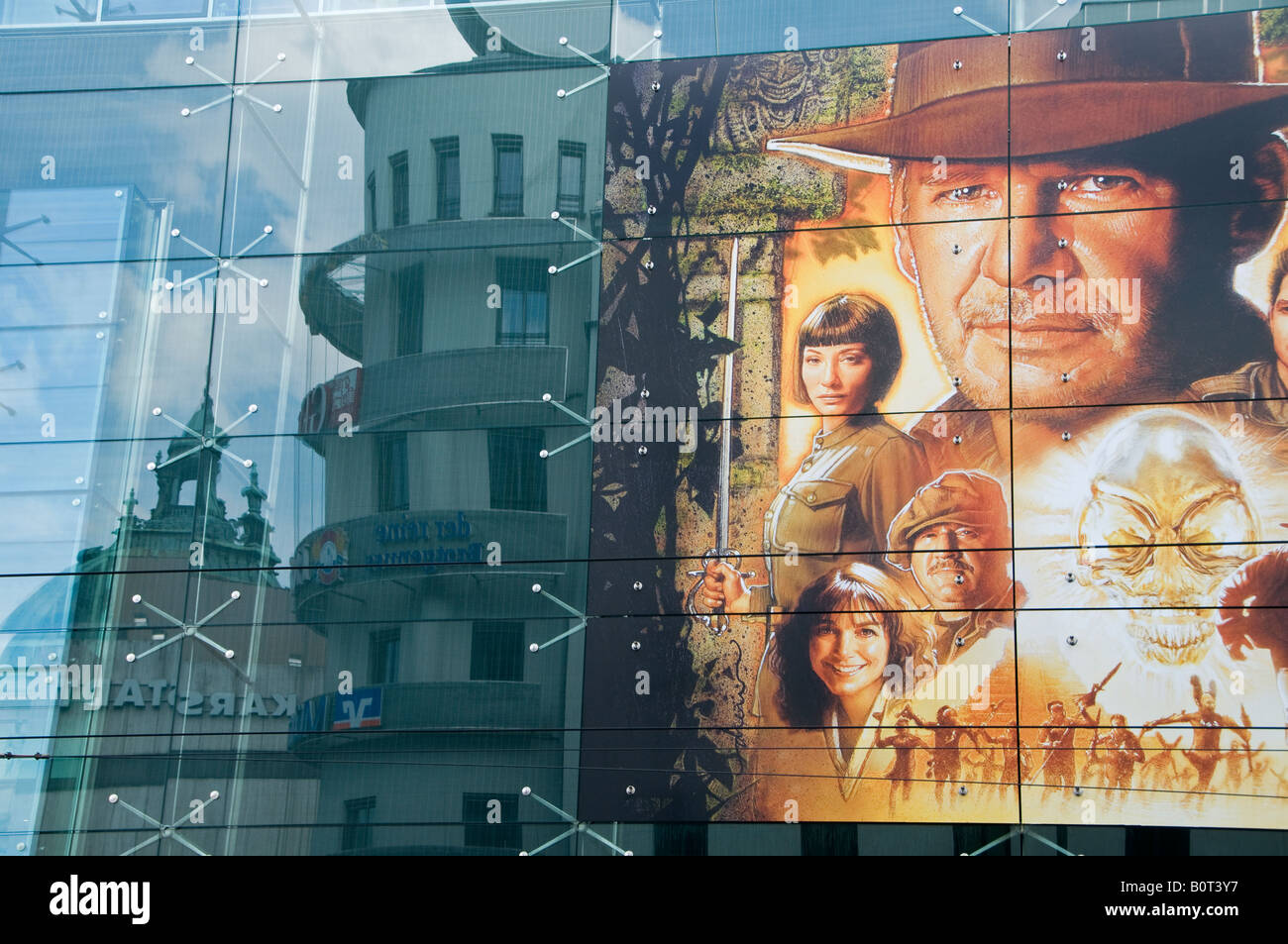 Une affiche de film avec Harrison Ford en Indiana Jones relié à un bâtiment vitré dans le centre ville de Munich, capitale de la Bavière. Allemagne Banque D'Images