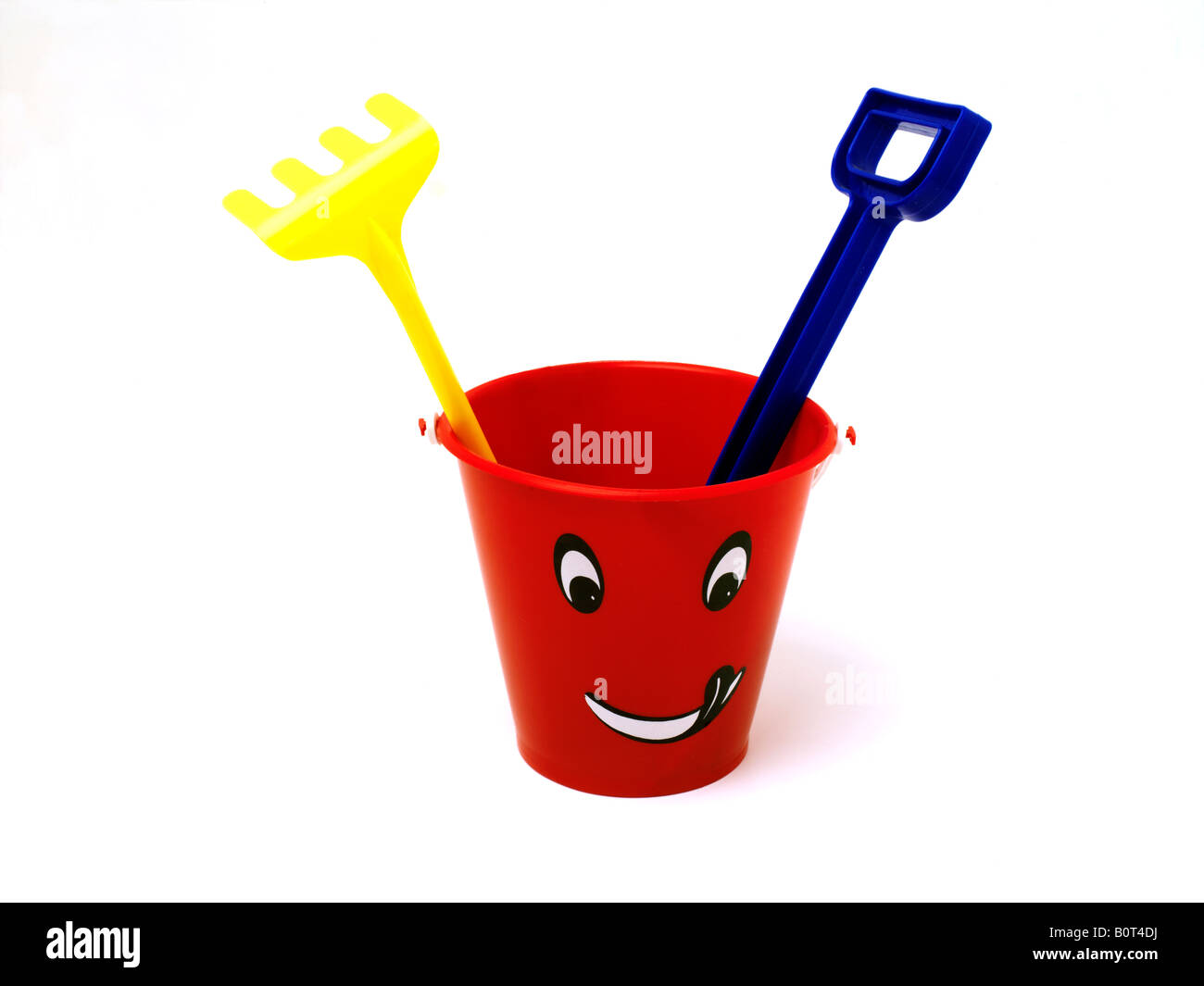 Seau en plastique rouge avec Smiley Face plastique bleu en plastique jaune  bêche et râteau Photo Stock - Alamy