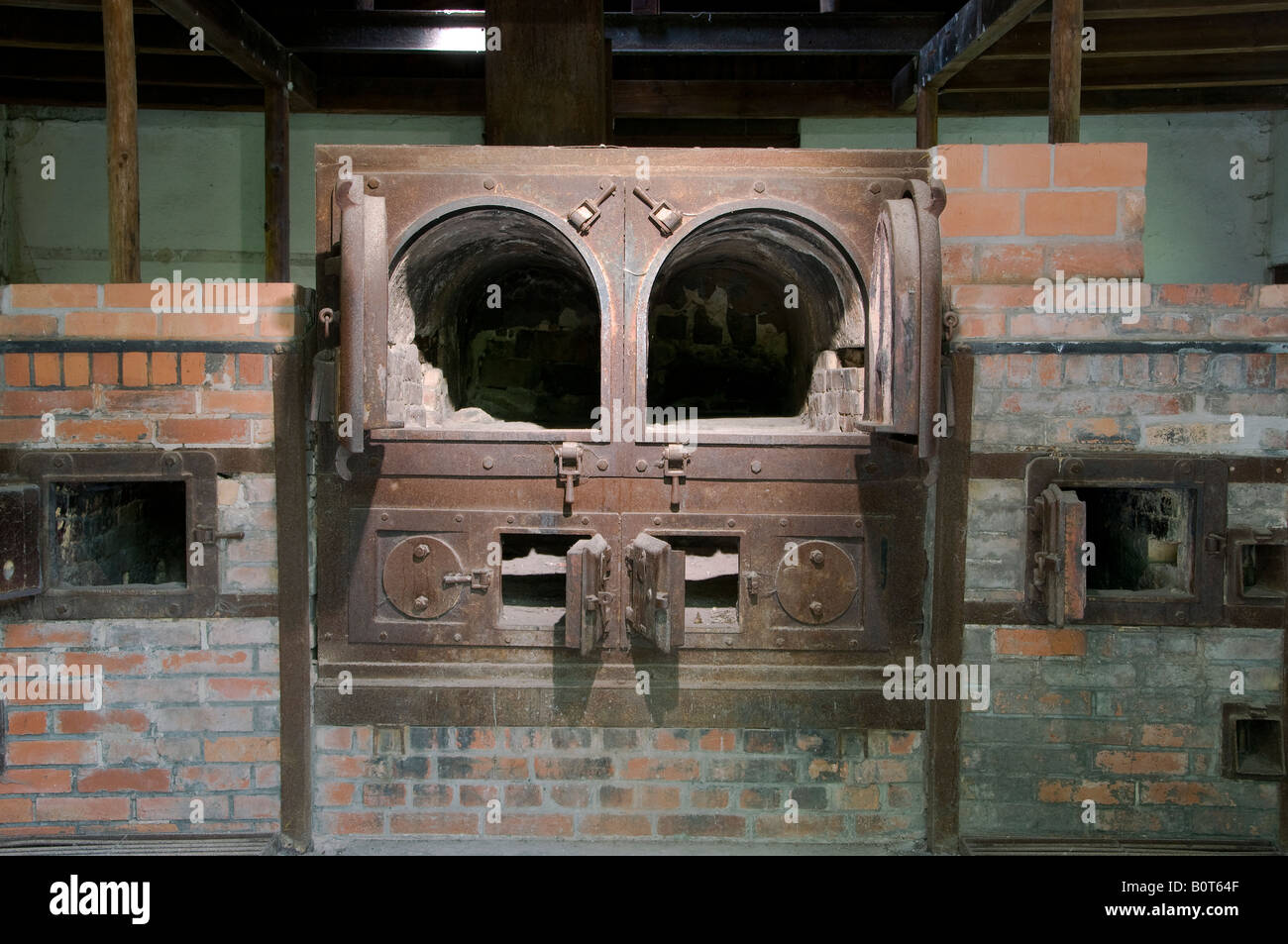 Les fours crématoires utilisés par les Nazis dans le camp de concentration  de Dachau, en Bavière, Allemagne Photo Stock - Alamy