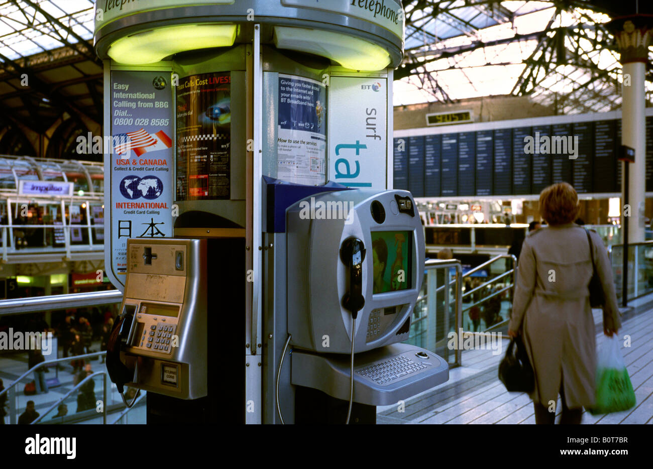 6 Oct 2003 - L'internet haut débit BT téléphone public avec accès à Internet à la station de la rue de Liverpool à Londres. Banque D'Images