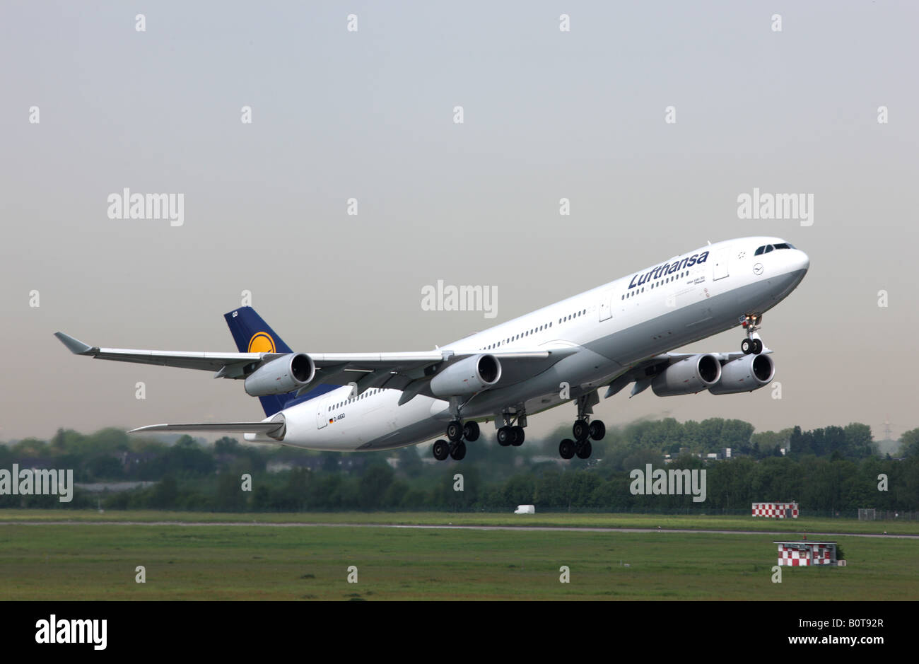 Lufthansa Airbus A 340 qui a décollé de l'Aéroport International de Düsseldorf. Banque D'Images