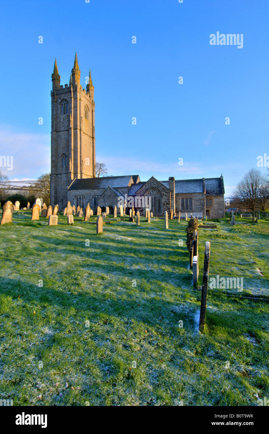 L'église de St Pancras à Widecombe dans la lande à Dartmoor première chose le matin après une nuit de neige Banque D'Images