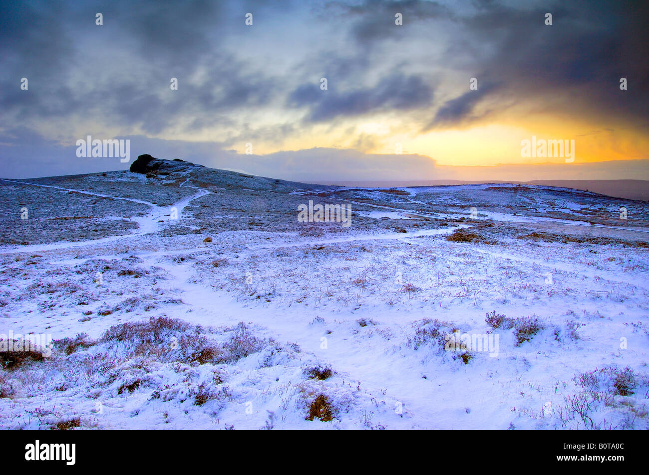 Lever de soleil hivernal sur le Dartmoor National Park avec une lourde neige nuit en parfait état comme l'aube sur le foin Tor Banque D'Images