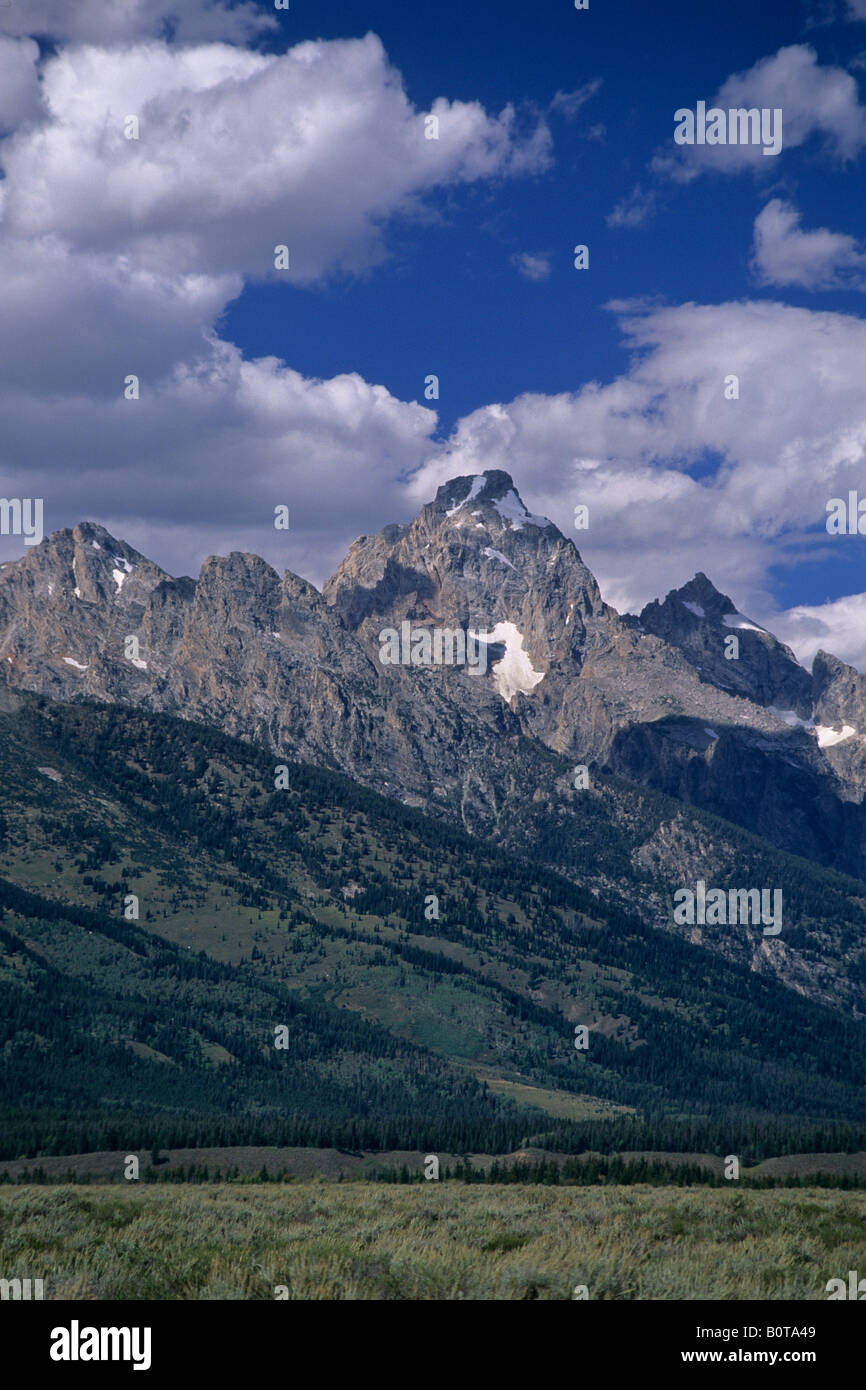 Ciel bleu et nuages blancs gonflés plus forte augmentation des montagnes à Grand Teton National Park Wyoming Banque D'Images