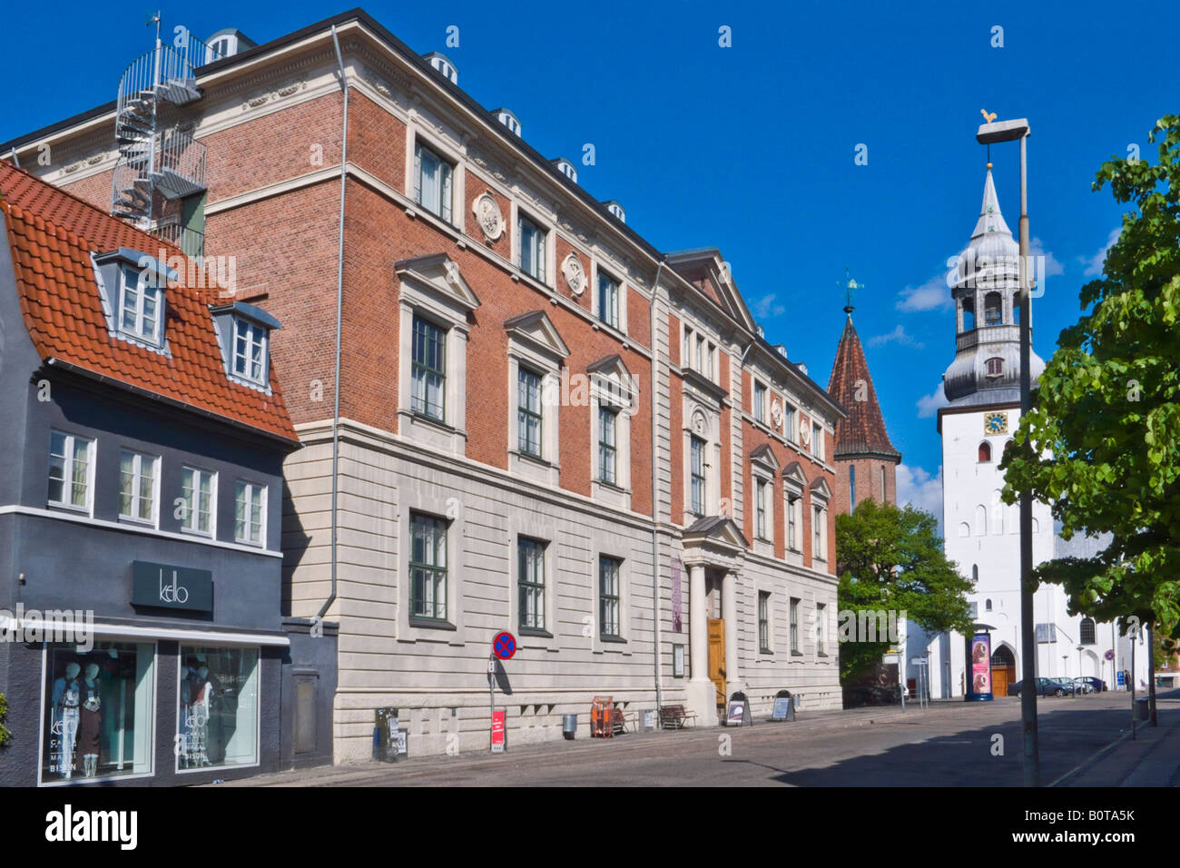 Aalborg Historiske Museum (Musée d'histoire) dans le centre d'Aalborg avec Kierkd Budolfi (église) à droite Banque D'Images