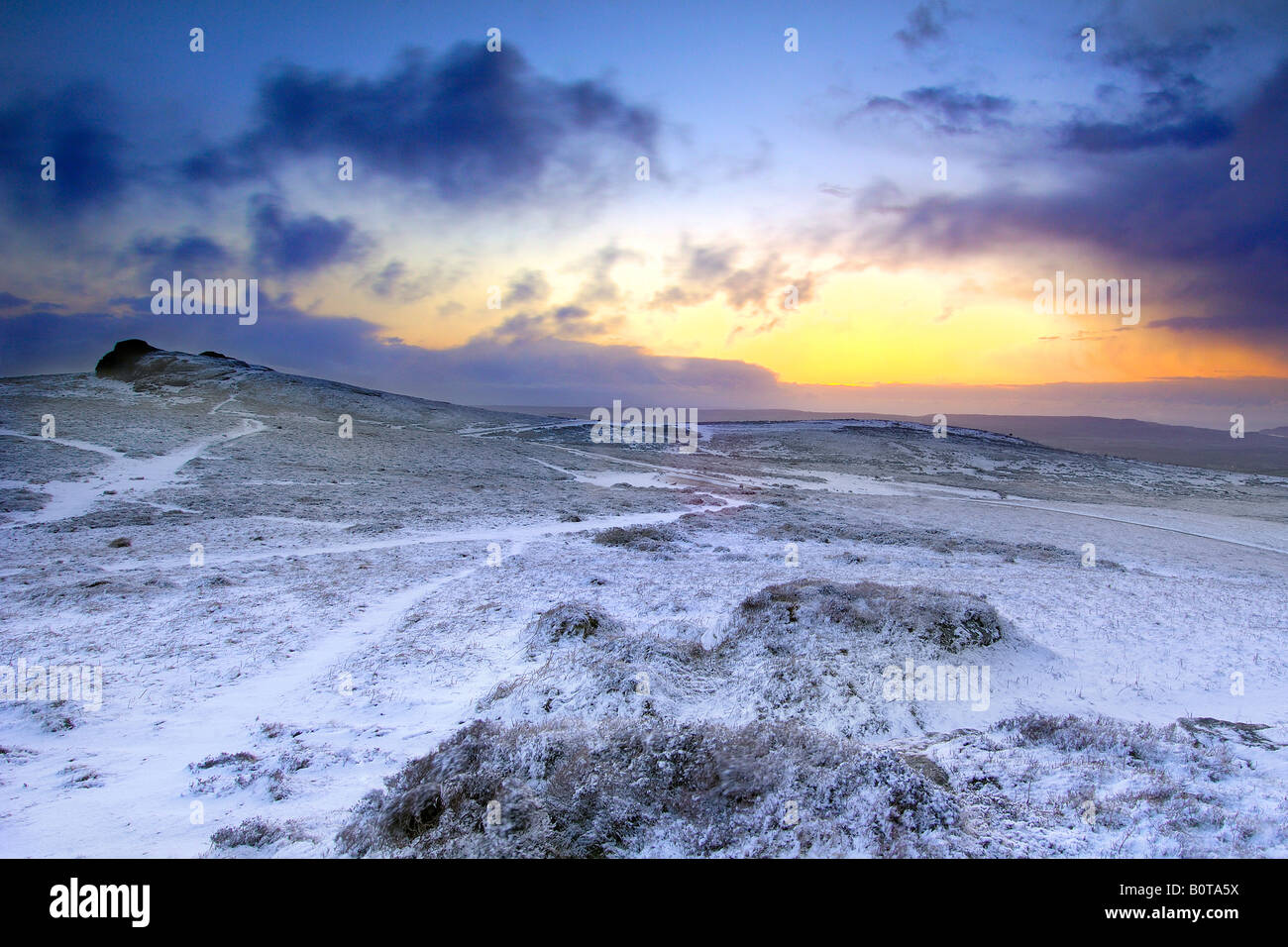 Lever de soleil hivernal sur le Dartmoor National Park avec une lourde neige nuit en parfait état comme l'aube sur le foin Tor Banque D'Images