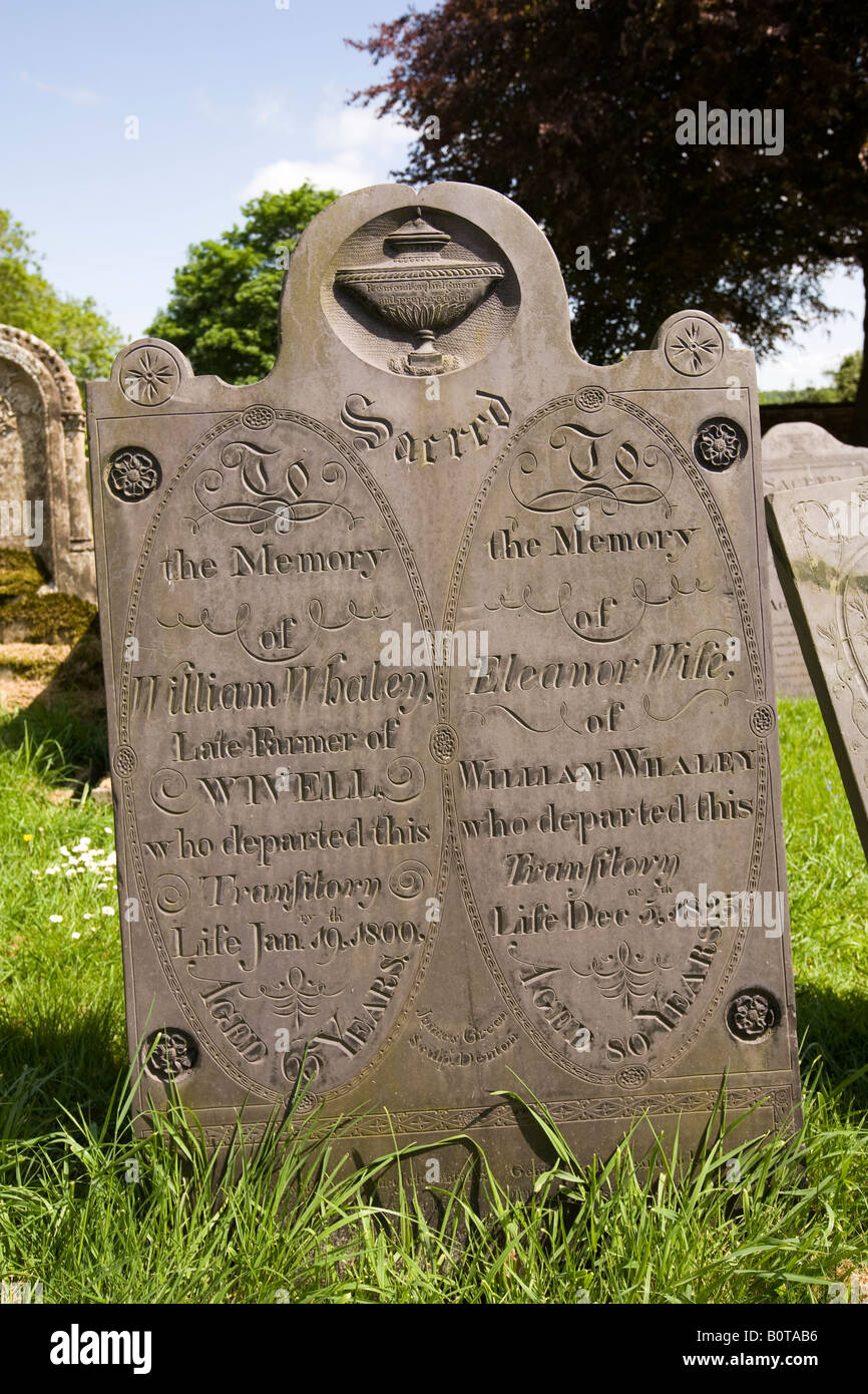 UK Angleterre Lincolnshire Harlaxton ancien cimetière paroissial double ardoise pierre tombale Banque D'Images