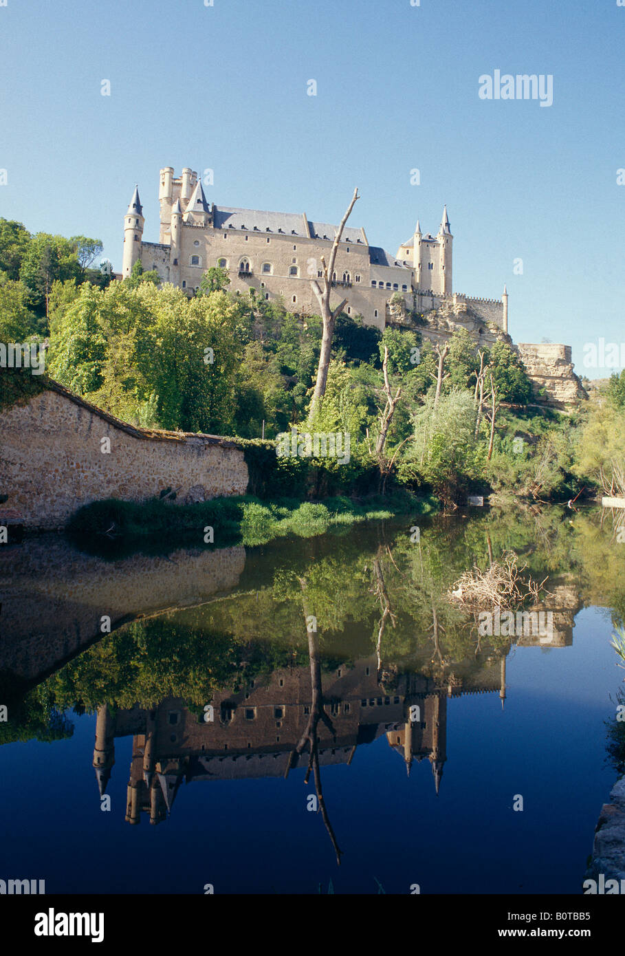 L'Alcazar et de sa réflexion sur le fleuve Eresma. Segovia. Castille Leon. L'Espagne. Banque D'Images