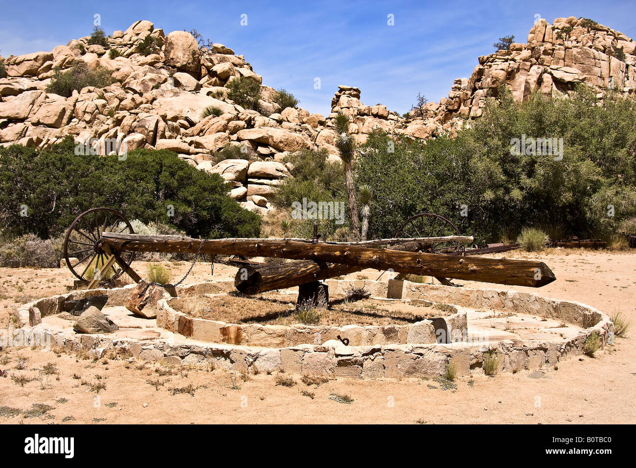 Vieux rock crusher pour extraire l'or tirée par des mulets. Banque D'Images