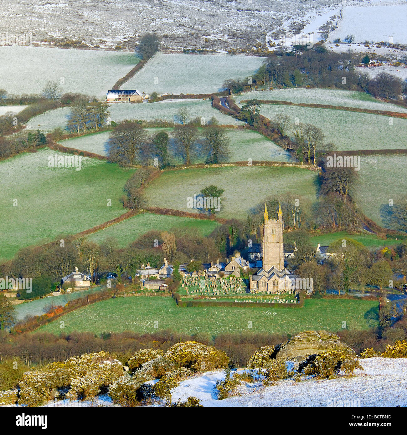 L'église de St Pancras à Widecombe dans la lande à Dartmoor première chose le matin après une nuit de neige Banque D'Images