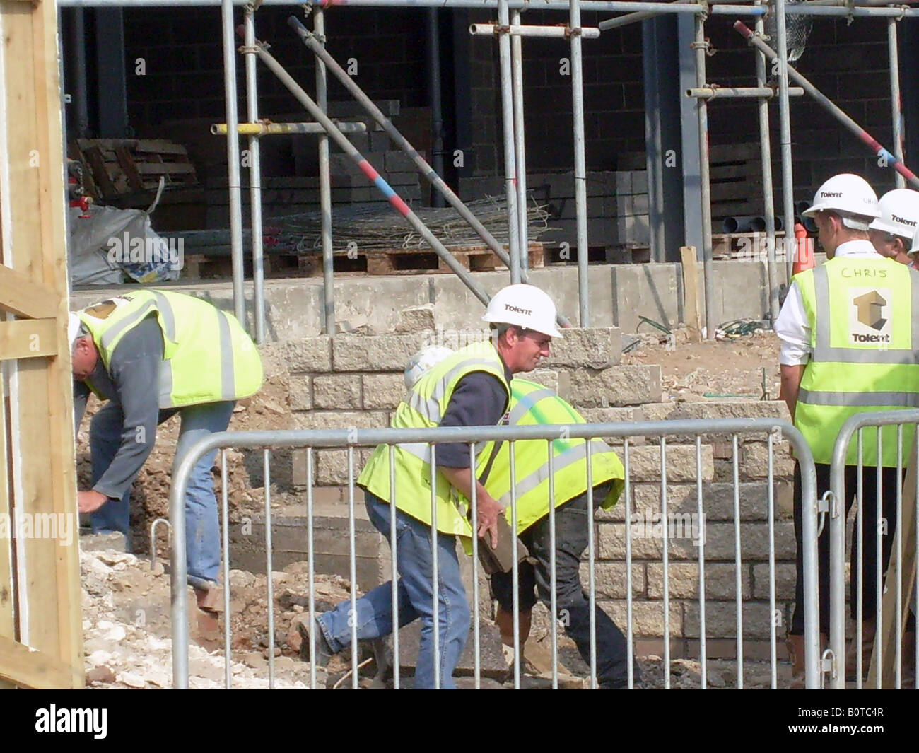 Maçons sur chantier, à North Bay, Scarborough, Angleterre. Banque D'Images