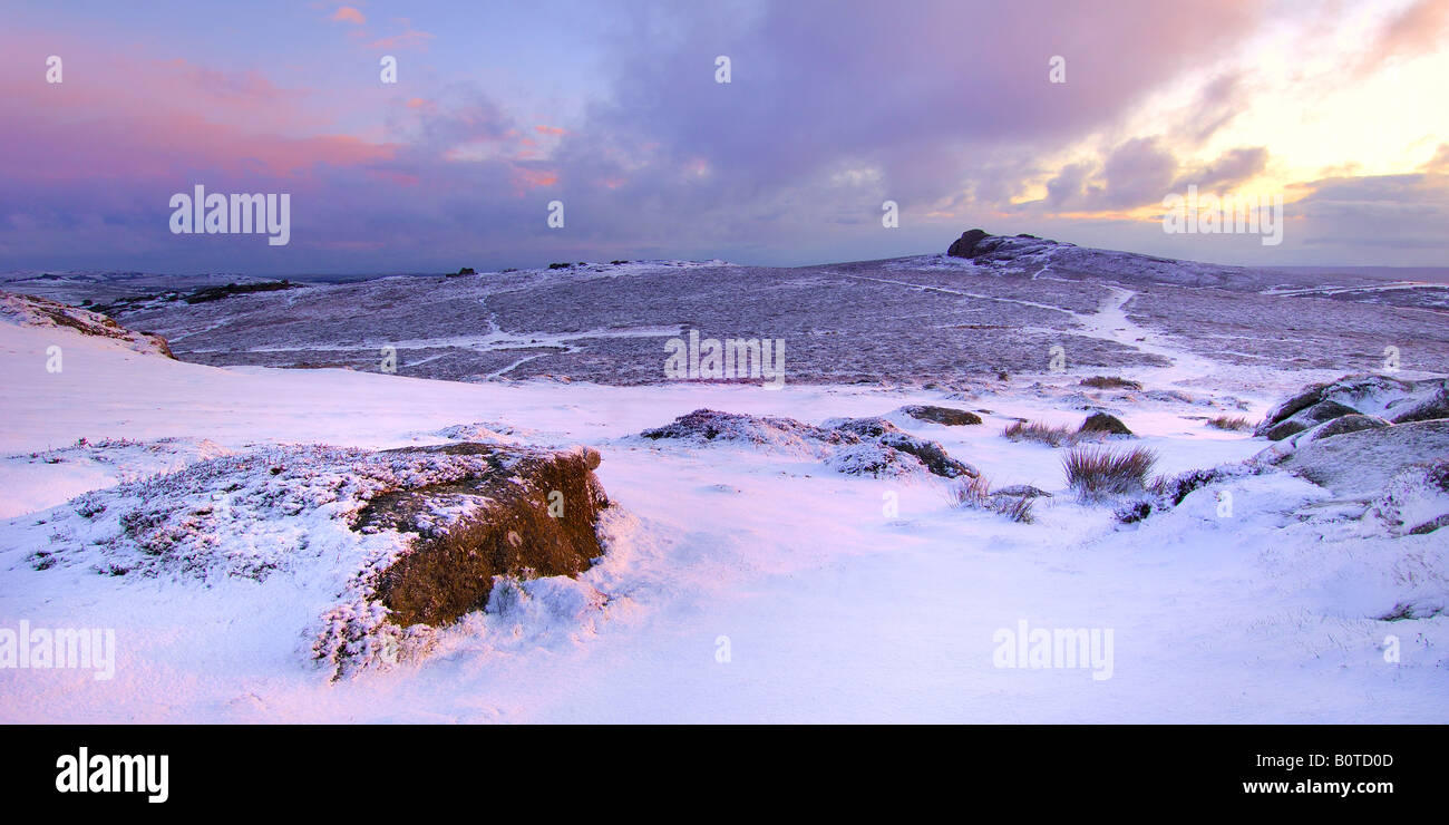 Lever de soleil hivernal sur le Dartmoor National Park avec une lourde neige nuit en parfait état comme l'aube sur le foin Tor Banque D'Images