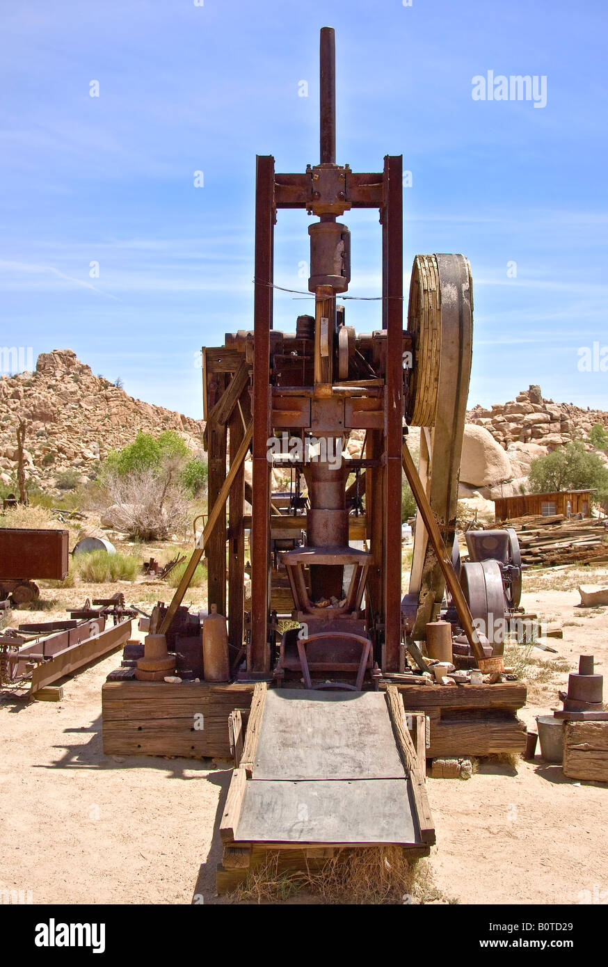Vieux entraîné par courroie concasseur de minerai utilisé pour extraire l'or. Banque D'Images