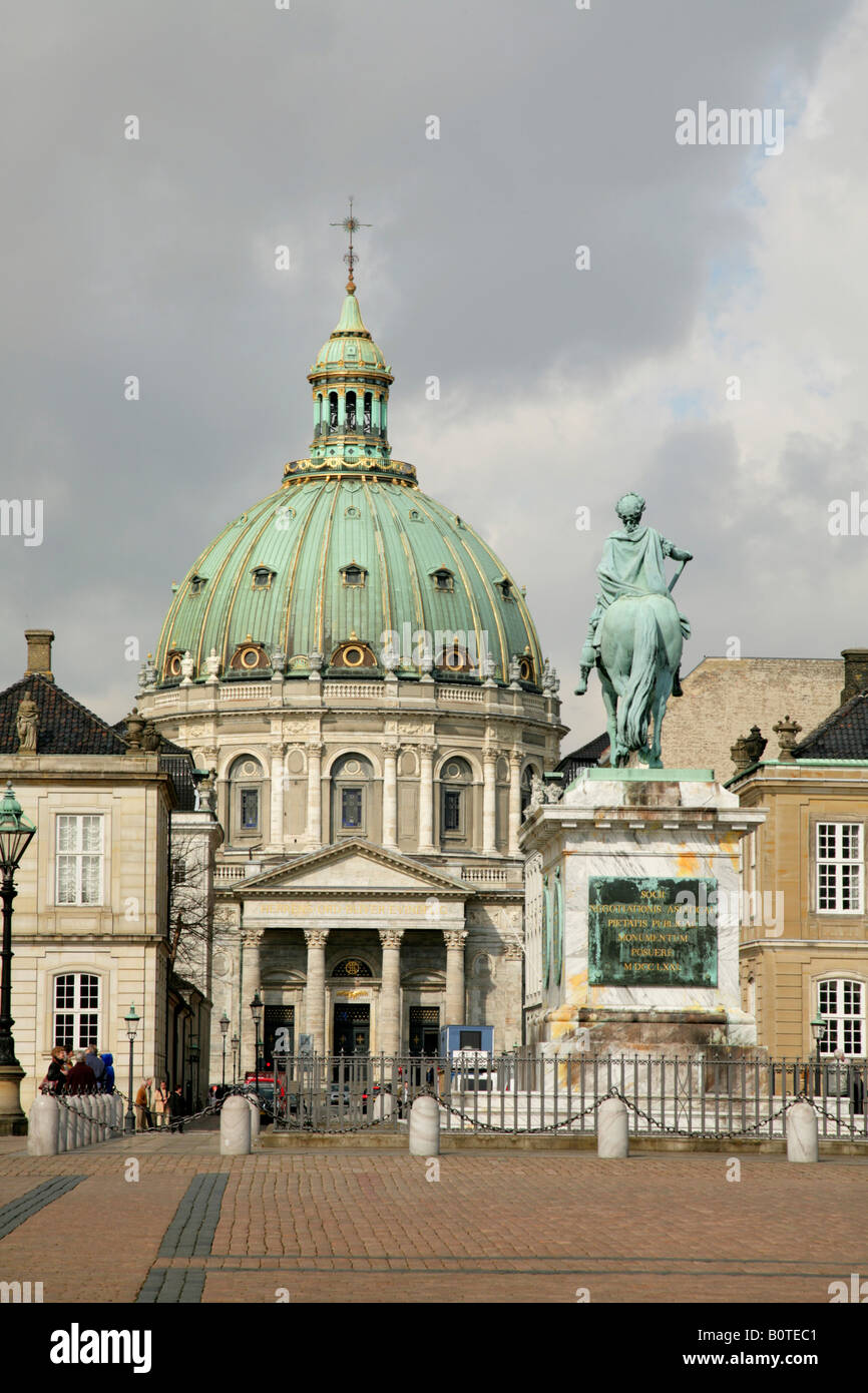 Statue du Roi Frederik V et Frederikskirken Marmorkirken, ou, ou en Churchin l'Amalienborg Rococo Palads, Copenhague. Banque D'Images