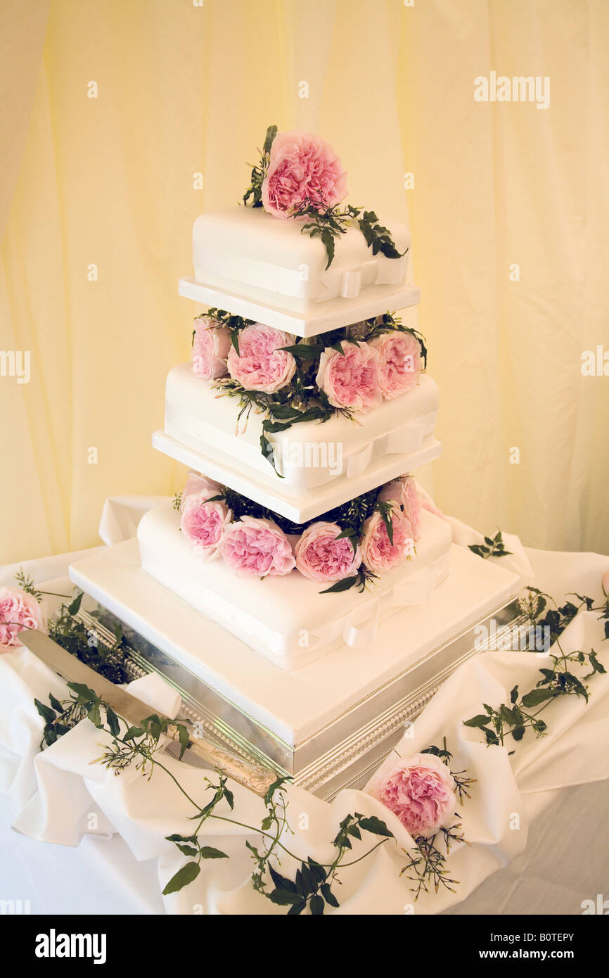 Gâteau de mariage avec des fleurs roses Banque D'Images