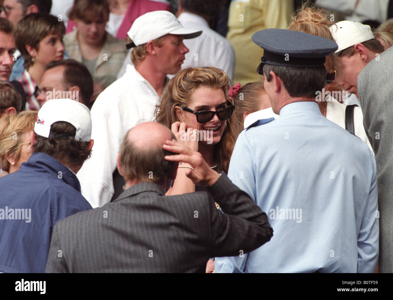 L'actrice Brooke Shields au tournoi de tennis de Wimbledon en 1995 pour regarder Andre Agassi. Photo de David Bagnall. Actrice Brooke Shields Banque D'Images