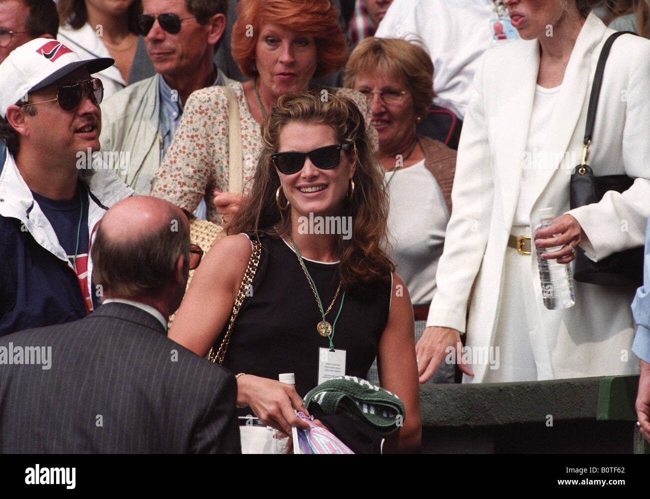 L'actrice Brooke Shields au tournoi de tennis de Wimbledon en 1995 pour regarder Andre Agassi. Photo de David Bagnall. Actrice Brooke Shields Banque D'Images