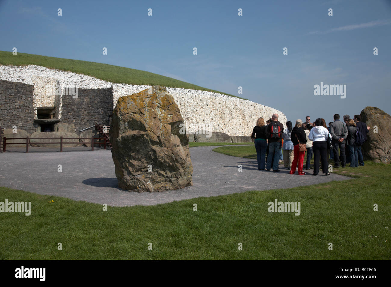 Guide touristique avec groupe de touristes à l'extérieur de la tombe mégalithique et passage pierres , comté de Meath newgrange Banque D'Images