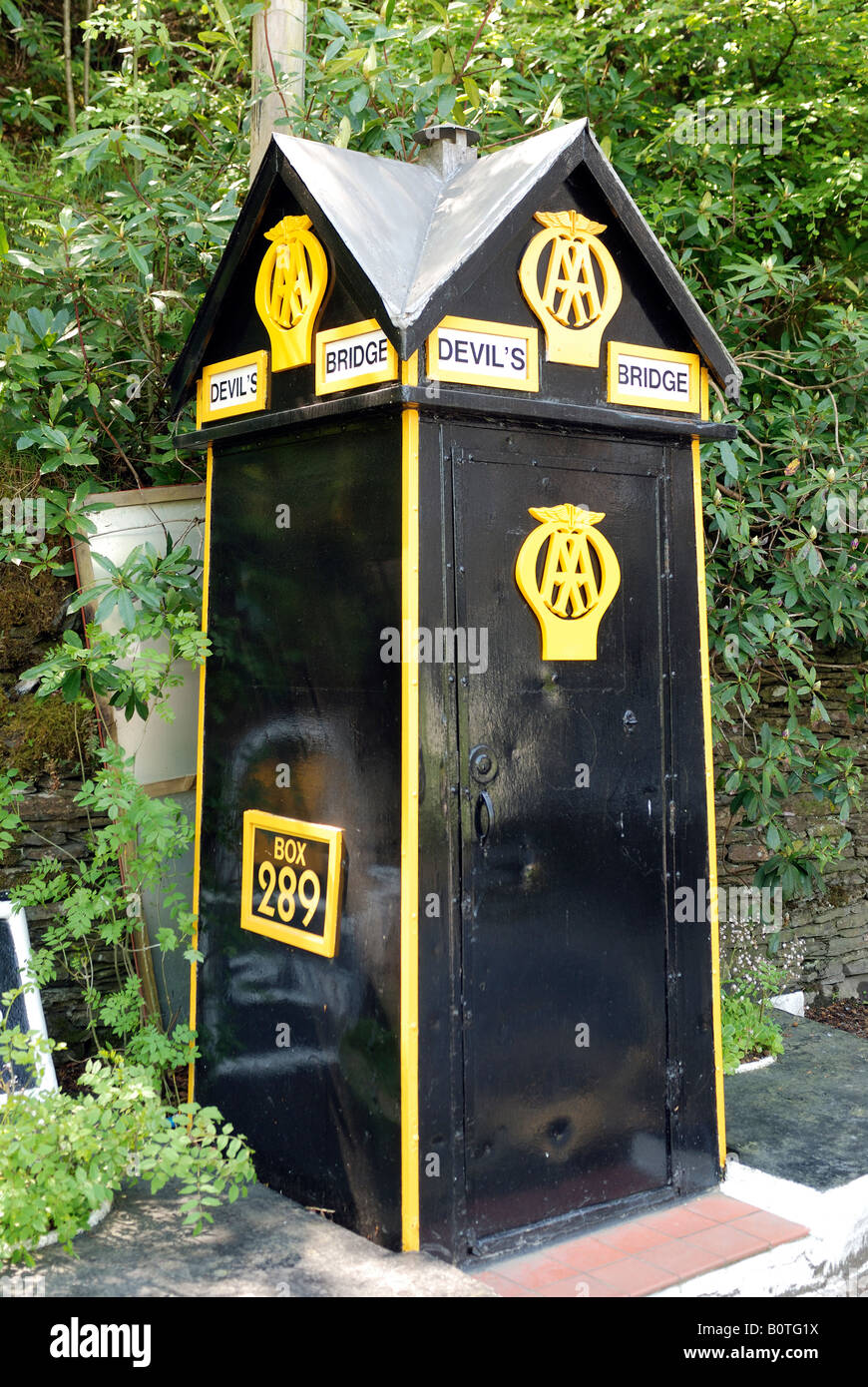 OLD STYLE AA FORT SITUÉE PAR LA ROUTE À GALLES CEREDIG PONT DU DIABLE Banque D'Images