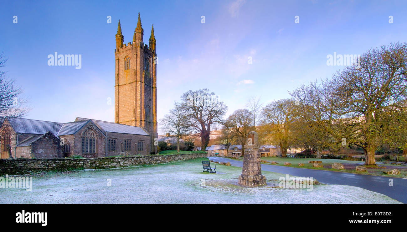 L'église de St Pancras à Widecombe dans la lande à Dartmoor première chose le matin après une nuit de neige Banque D'Images