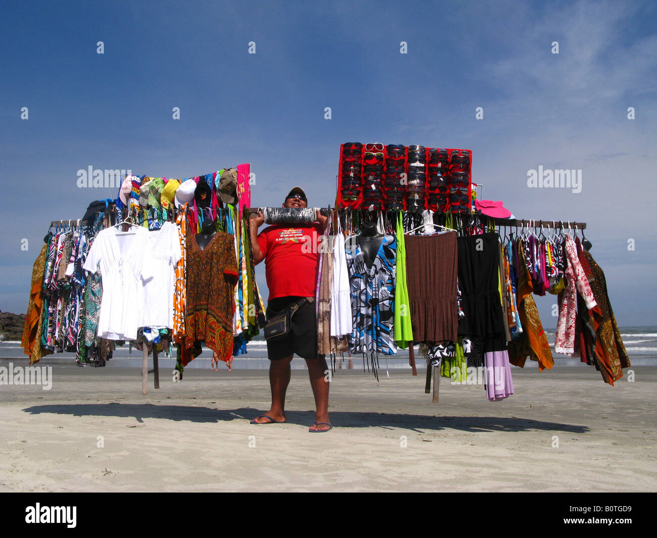 L'homme vend des thongs à Engenho Beach sur la côte nord de l'Etat de São Paulo Brésil 04 12 08 Banque D'Images